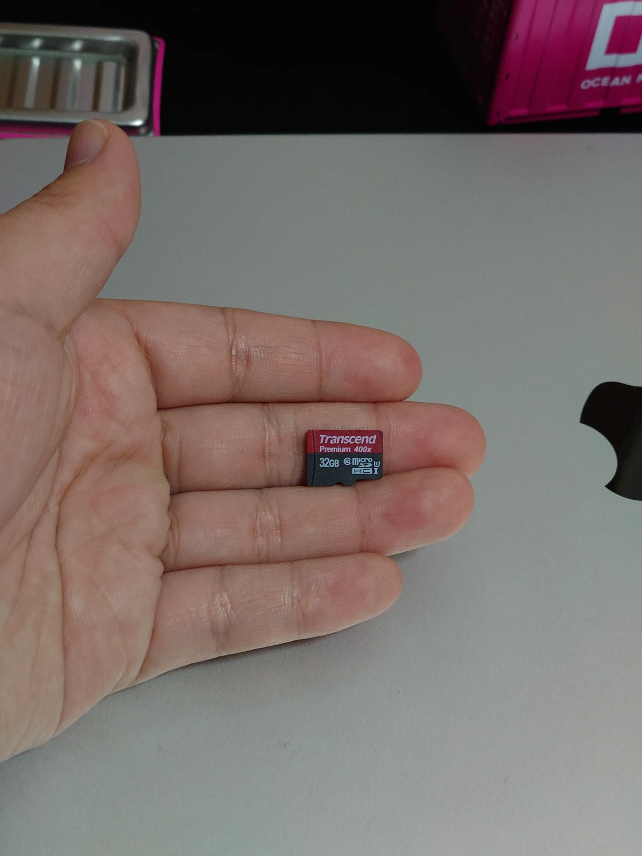 60mmの最近接側でmicroSDを撮ってこのサイズ!
