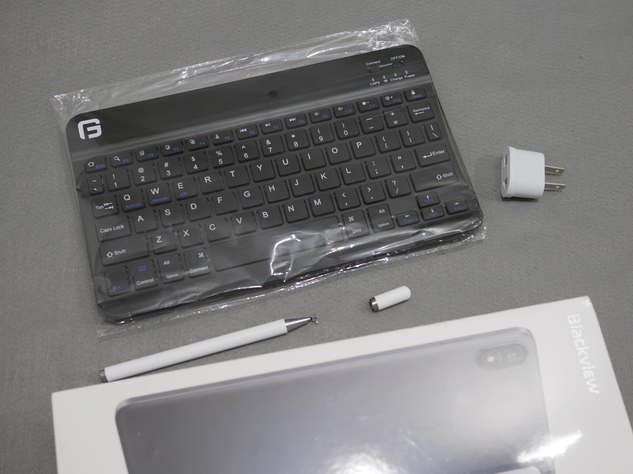 ワイヤレスキーボードとディスク型タッチペンです。