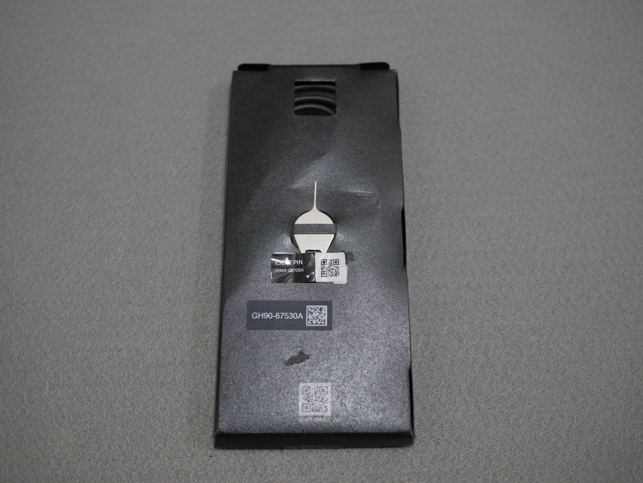 付属品箱の背面にSIMピンがあります(滅茶苦茶になっていますがご容赦ください)